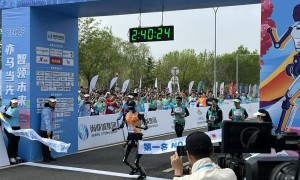 直击北京机器人半马：天工Ultra、松延动力获冠亚军 宇树G1意外摔倒又站起