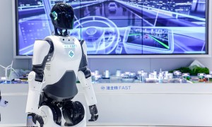 人形机器人当“车模”  宇树科技、智元机器人等同台竞技｜直击2025上海车展