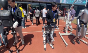 机器人竞赛升级！“加速进化”踢出任意球，“旋风小子”订单排到明年｜直击无锡具身智能运动会
