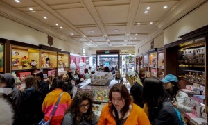 泡泡玛特旗下“LABUBU”在国外被疯抢，国内二手平台溢价出售