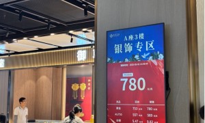五一黄金“跳水”引爆抢购潮：水贝市场人山人海，有游客拖箱扫货，回收商忙到“手软”